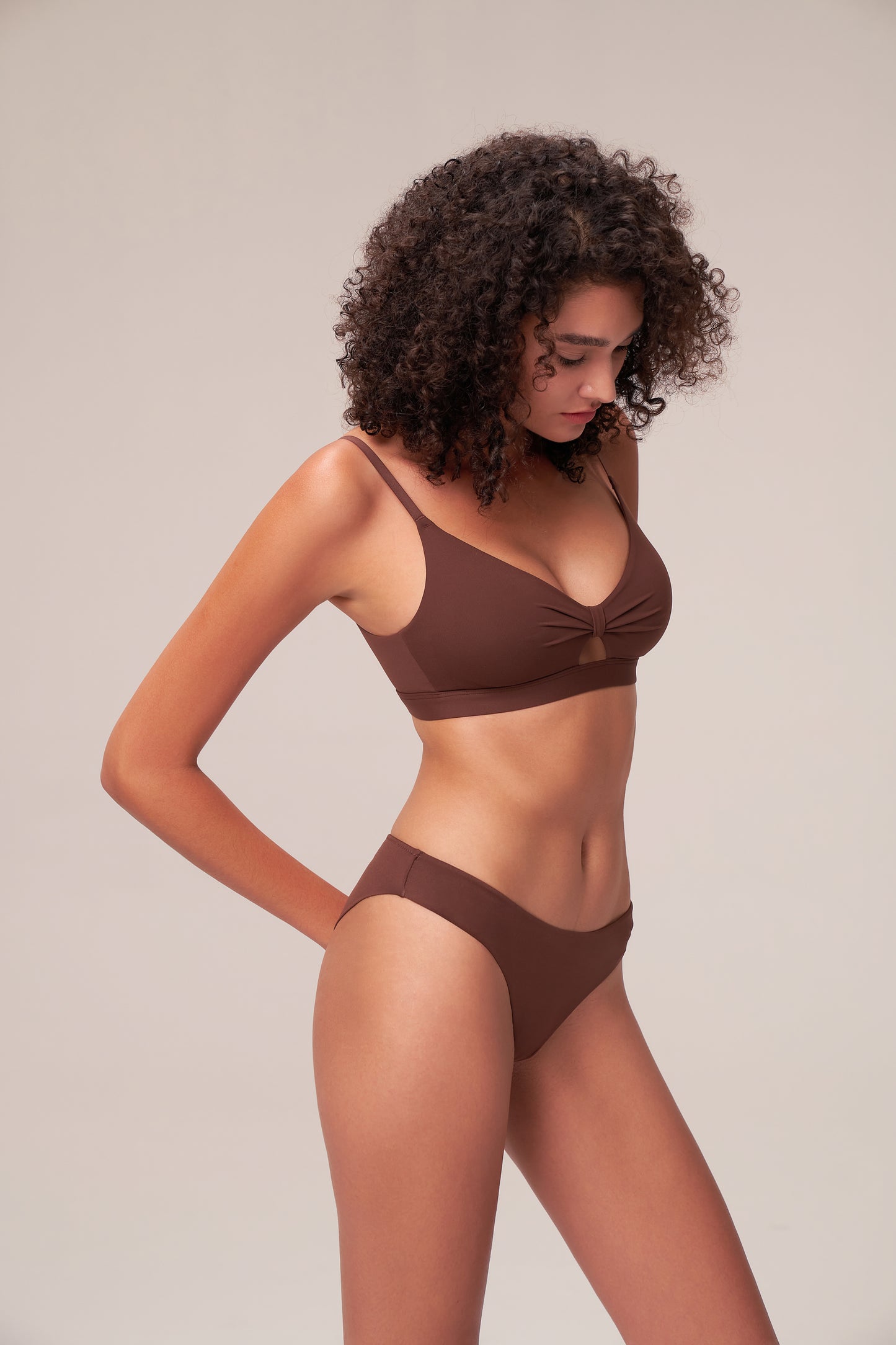 DY 輕透扭結造型運動內衣ESSENTIAL FRONT KNOT BRA TOP