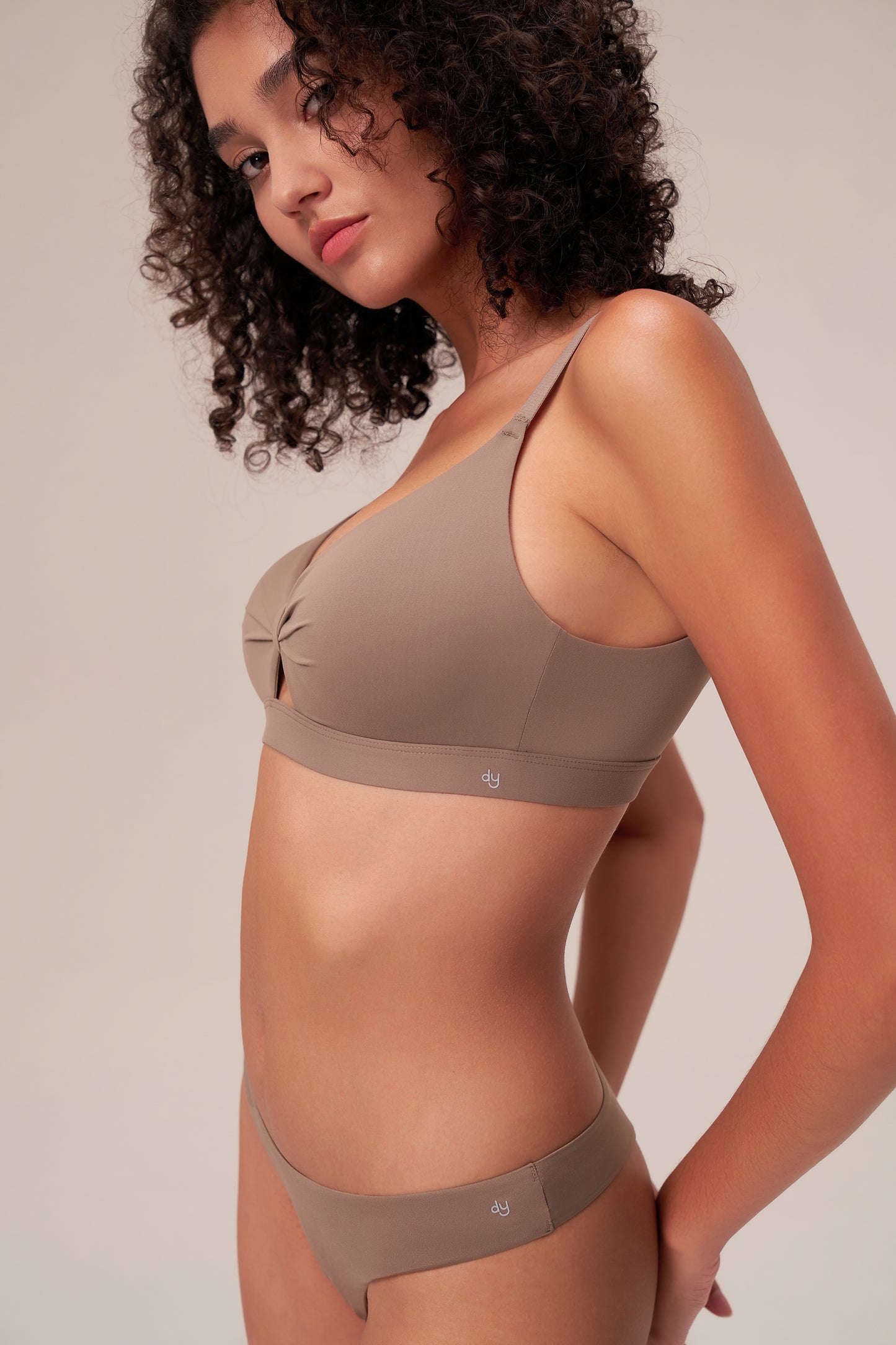 DY 輕透扭結造型運動內衣ESSENTIAL FRONT KNOT BRA TOP