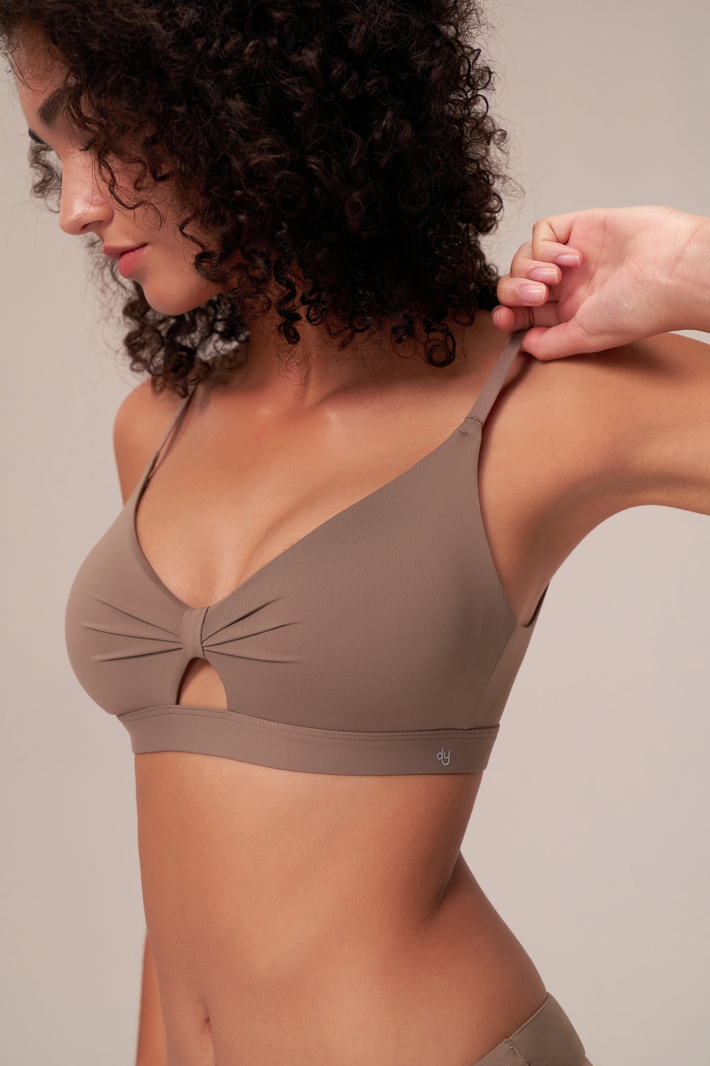 DY 輕透扭結造型運動內衣ESSENTIAL FRONT KNOT BRA TOP