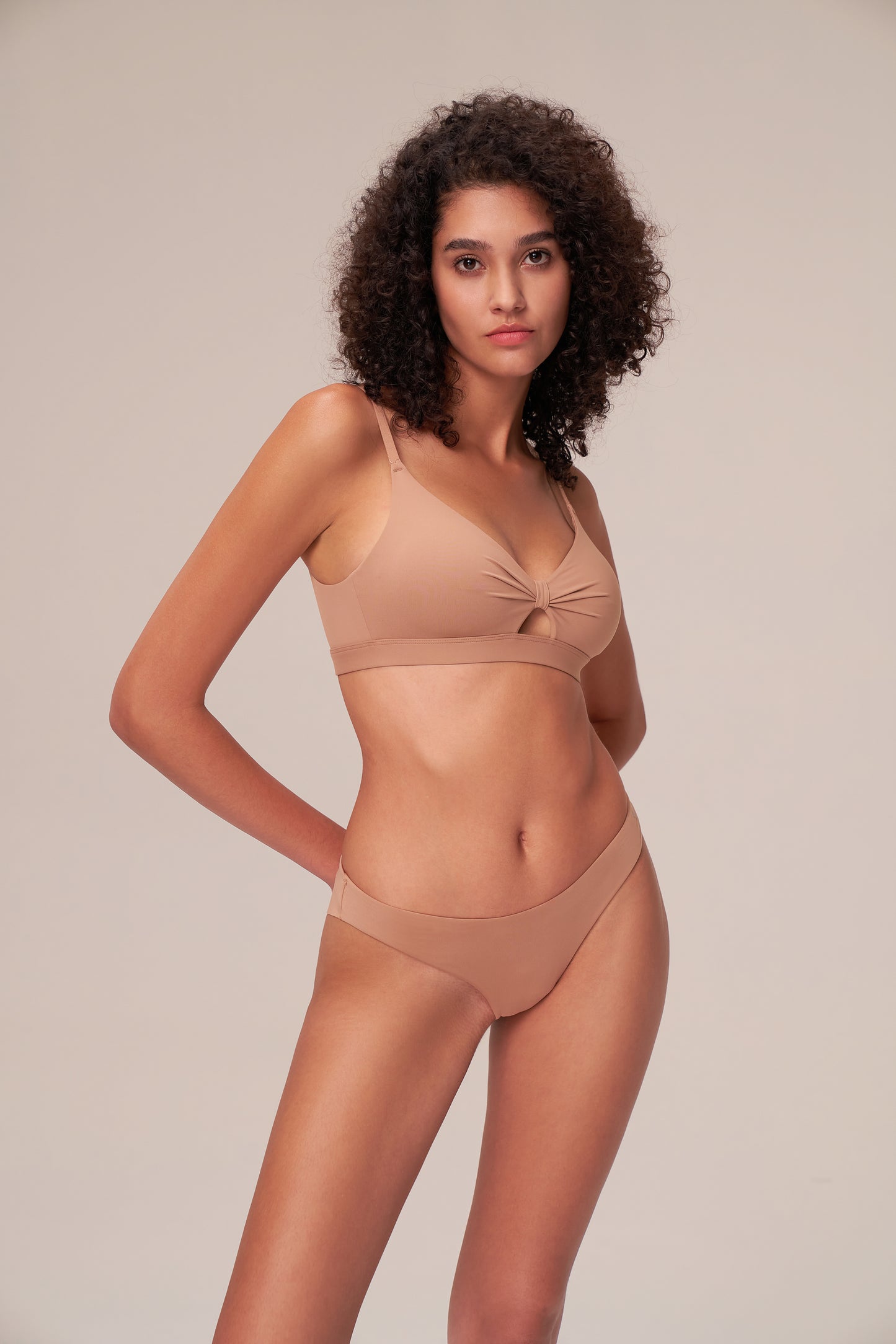 DY 輕透扭結造型運動內衣ESSENTIAL FRONT KNOT BRA TOP