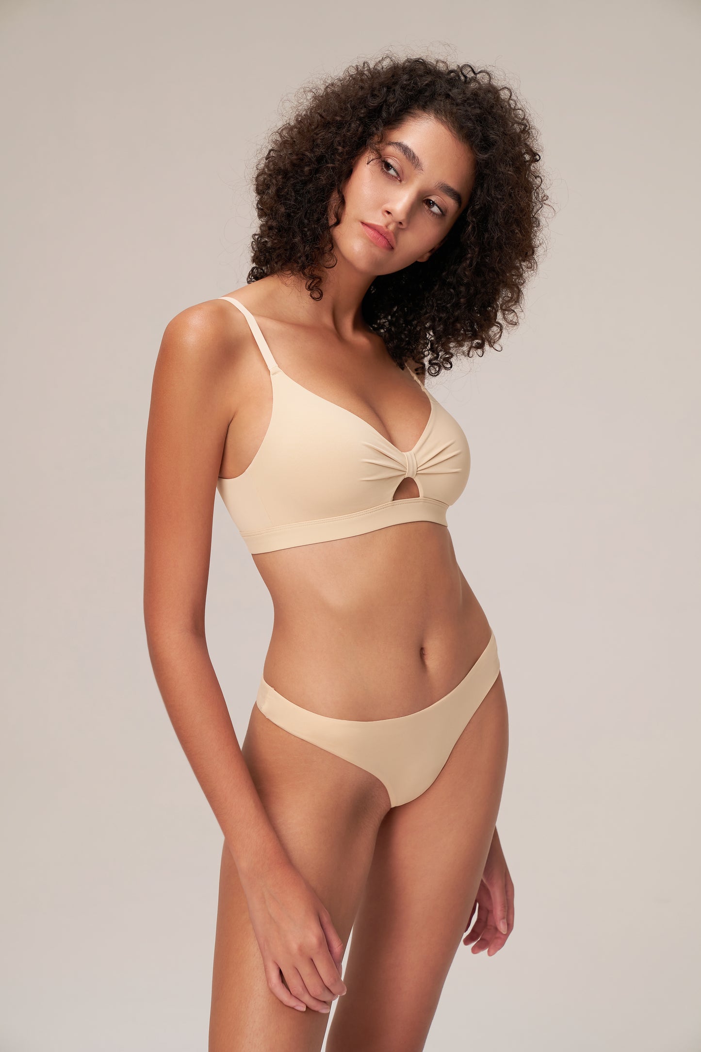 DY 輕透扭結造型運動內衣ESSENTIAL FRONT KNOT BRA TOP