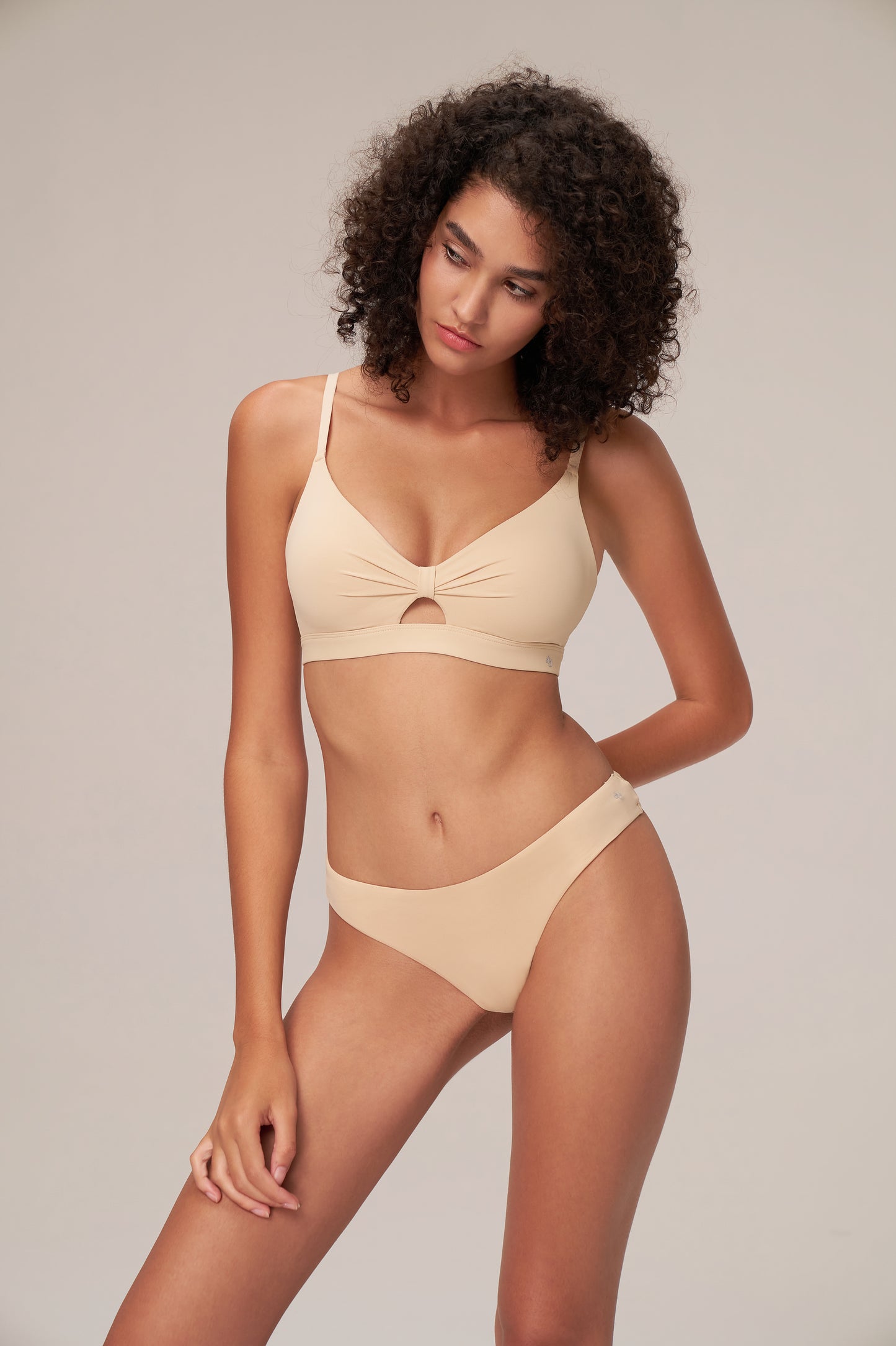DY 輕透扭結造型運動內衣ESSENTIAL FRONT KNOT BRA TOP