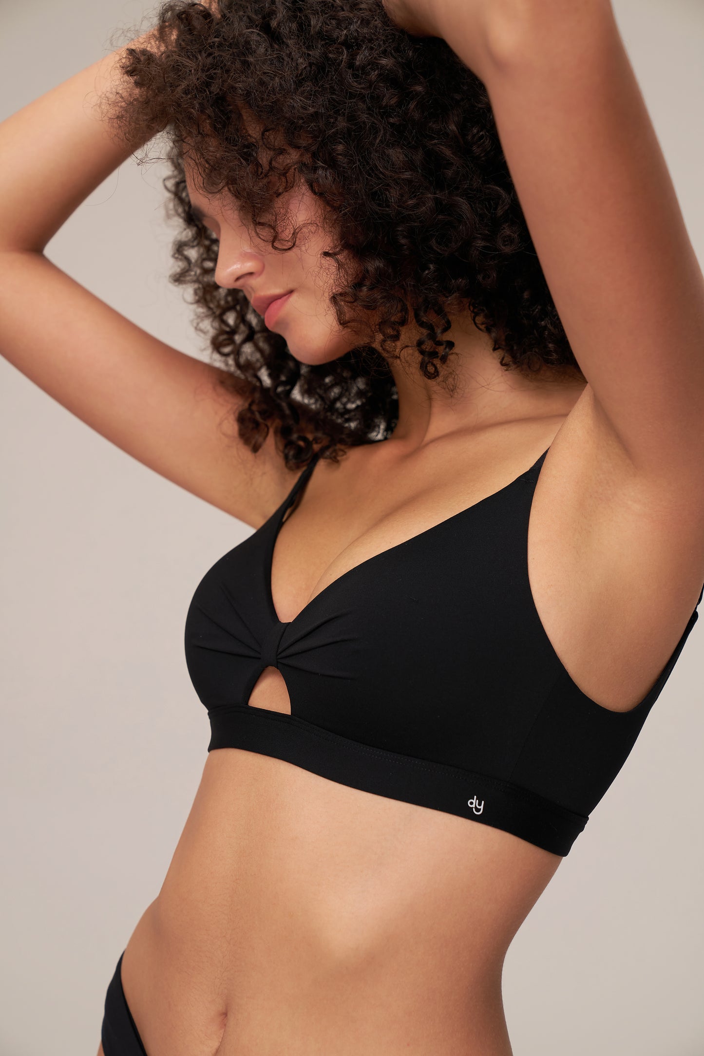 DY 輕透扭結造型運動內衣ESSENTIAL FRONT KNOT BRA TOP