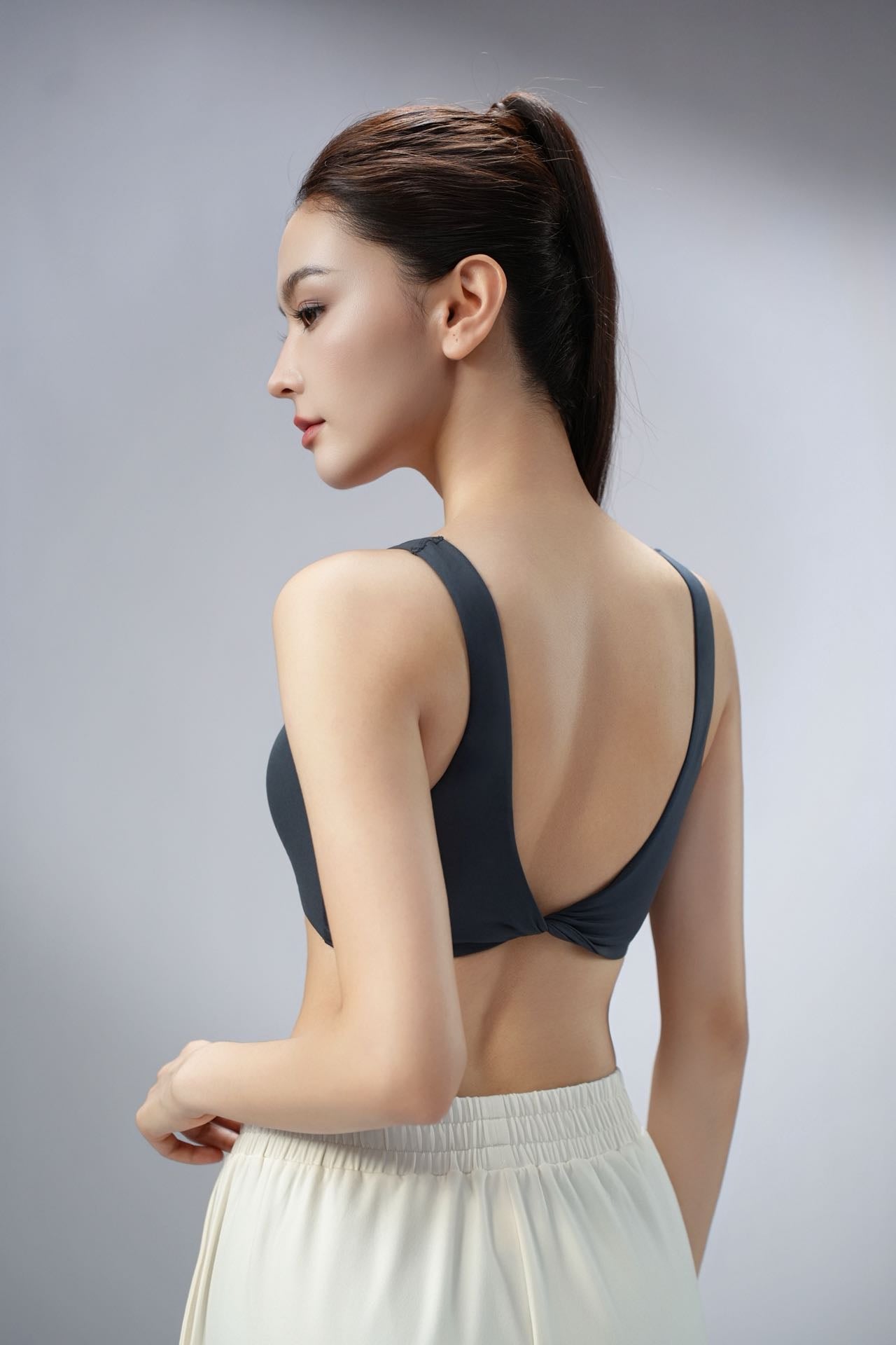 DY 大U背胸後扭結運動上衣